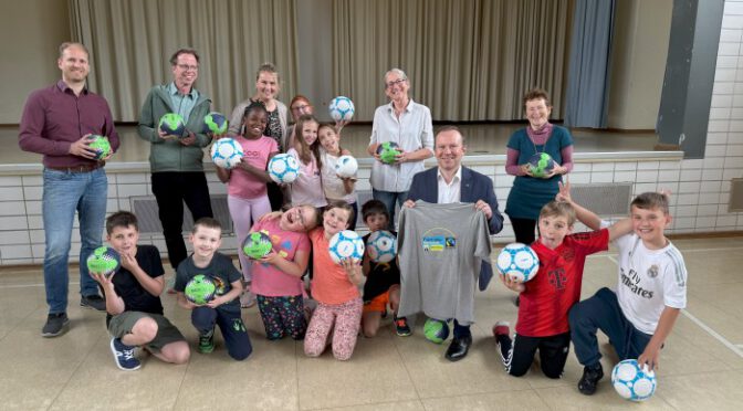 Fairtrade-Gemeinde Mering übergibt faire Bälle
